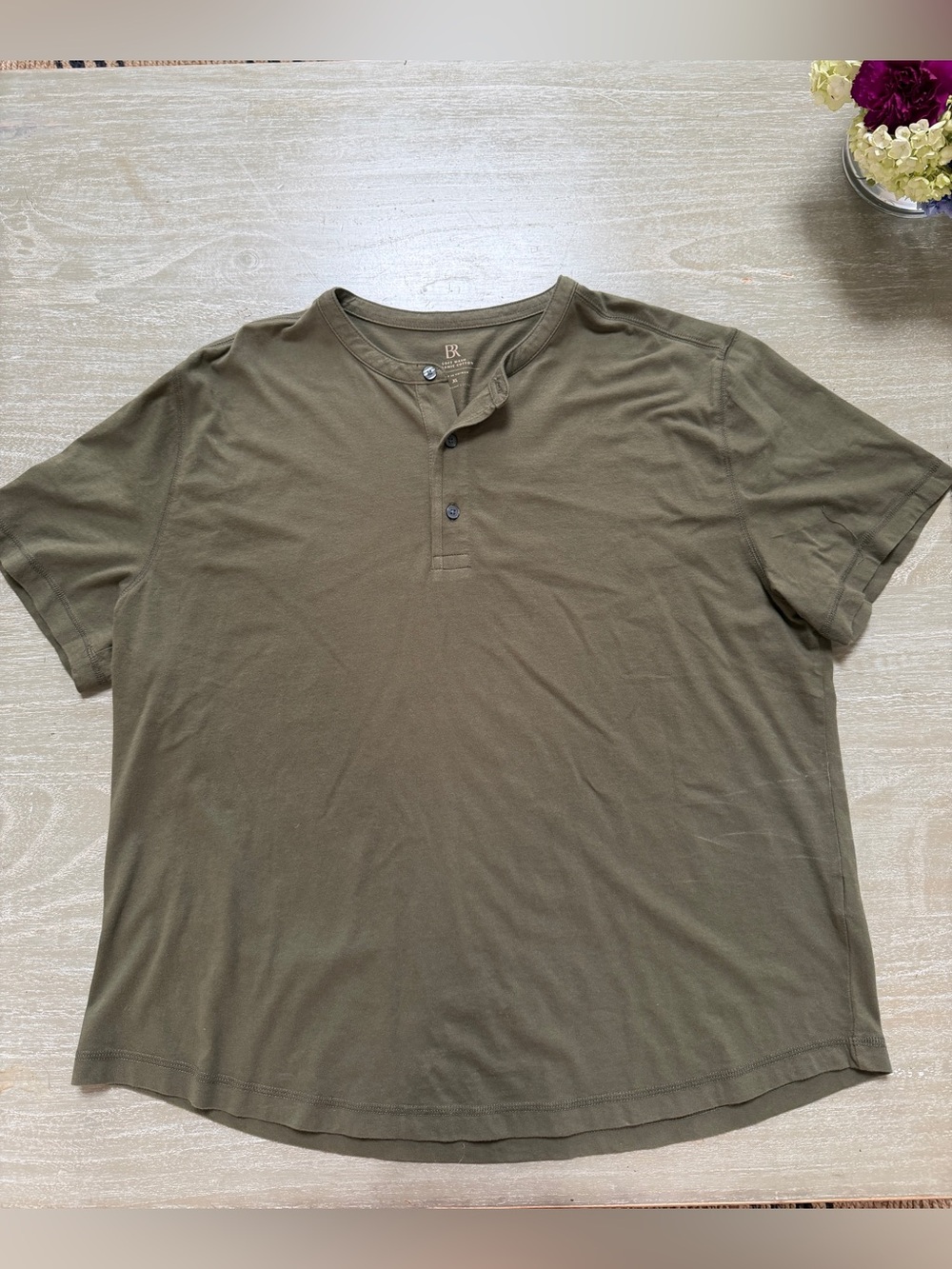Banana Republic Men’s Cotton Henley. Olive Color. Size XL. EUC.